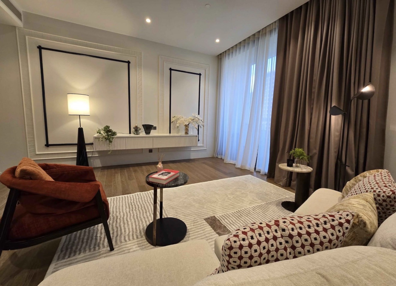 Muniq Langsuan - Image 1